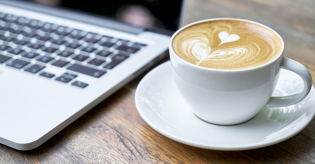 Laptop mit Kaffee